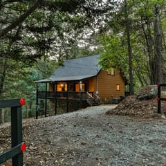 Bronze Bow Cabin By Mountain Oasis | Cozy Cabin in Ellijay